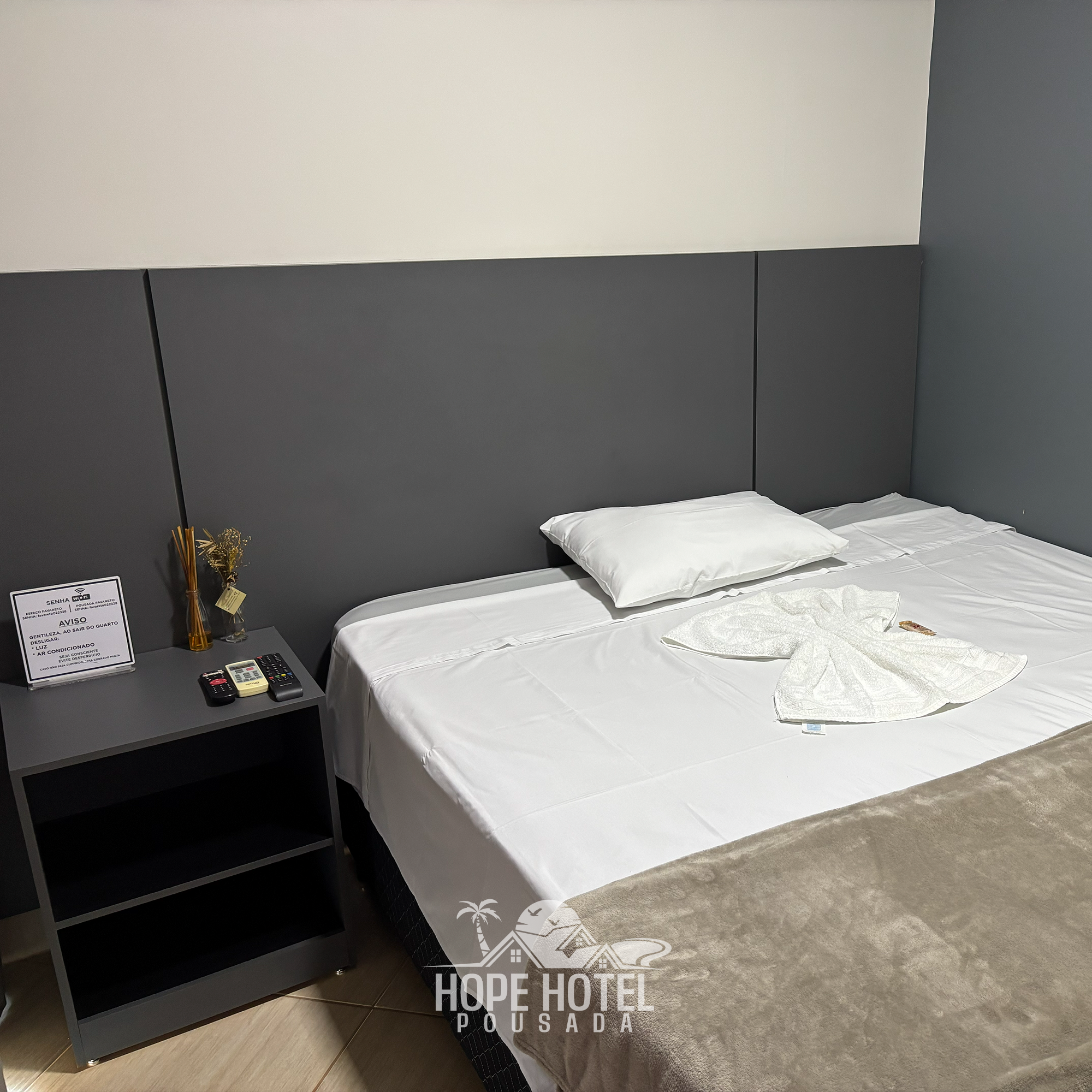 Foto da Suíte Luxo com cama king e vista.